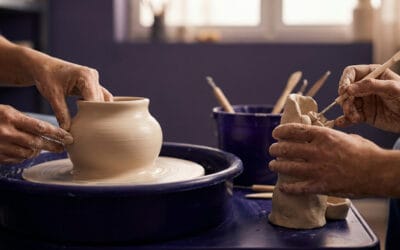 Tournage ou modelage : quelle technique choisir pour commencer la poterie ?